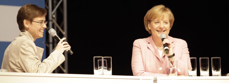 Margaret Heckel im Gespräch mit der Kanzlerin Angela Merkel